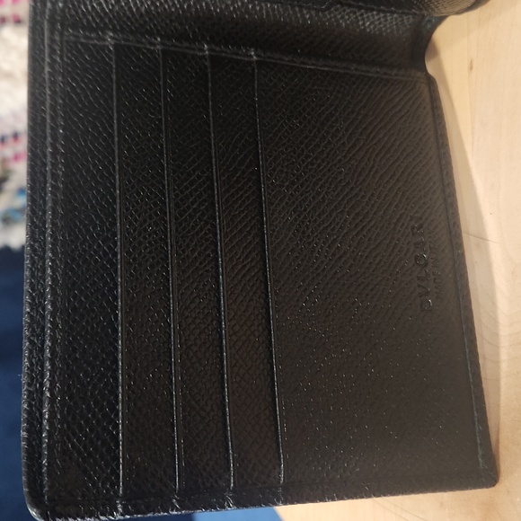 Men's BVLGARI leather bi-fold wallet. Includes all original authentic documents. - Picture 7 of 12